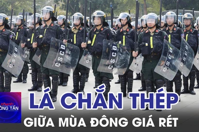 Lá chắn thép Cảnh sát cơ động giữa mùa đông giá rét