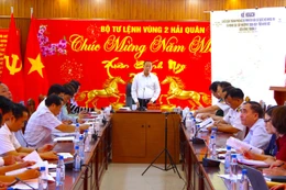 Ông Nguyễn Văn Thọ làm việc với Bộ Tư lệnh Vùng 2 Hải quân về công tác chuẩn bị tổ chức bầu cử sớm. (Nguồn: Báo Hải quân)