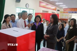 Đại diện Tổ bầu cử số 32 (phường Trấn Biên, tỉnh Đồng Nai) báo cáo với Bí thư Trung ương Đảng, Phó Chủ tịch nước Võ Thị Ánh Xuân về việc chuẩn bị cho công tác bầu cử. (Ảnh: Lê Xuân/TTXVN)