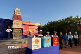 Cử tri ở điểm bỏ phiếu số 14, đặc khu Trường Sa bỏ phiếu đại biểu Quốc hội khóa XVI và đại biểu HĐND các cấp nhiệm kỳ 2026-2031. (Ảnh: TTXVN phát)