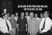 Tổng Bí thư Nông Đức Mạnh gặp gỡ các đại biểu dự Đại hội Đảng bộ Văn phòng Trung ương Đảng. Ảnh: TTXVN
