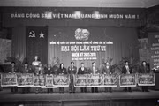 Đảng bộ cơ sở nhận cờ thi đua tại Đại hội Đảng bộ Khối cơ quan Trung ương lần thứ VI (2006). Ảnh: TTXVN