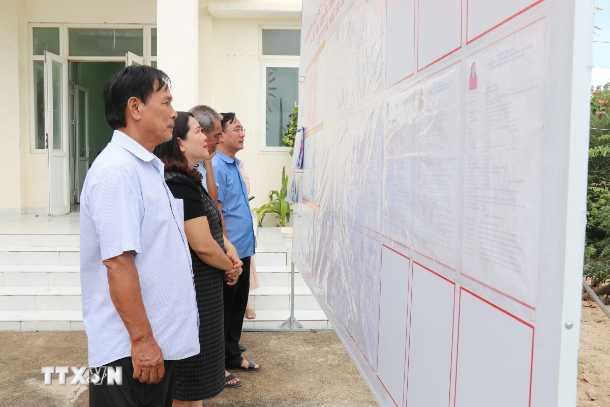 Cử tri phường Đông Hải (Khánh Hòa) tìm hiểu thông tin về người ứng cử đại biểu Quốc hội khóa XVI và đại biểu Hội đồng nhân dân các cấp nhiệm kỳ 2026-2031 tại Trạm kiểm soát Biên phòng Đông Hải. (Ảnh: Nguyễn Thành/TTXVN)