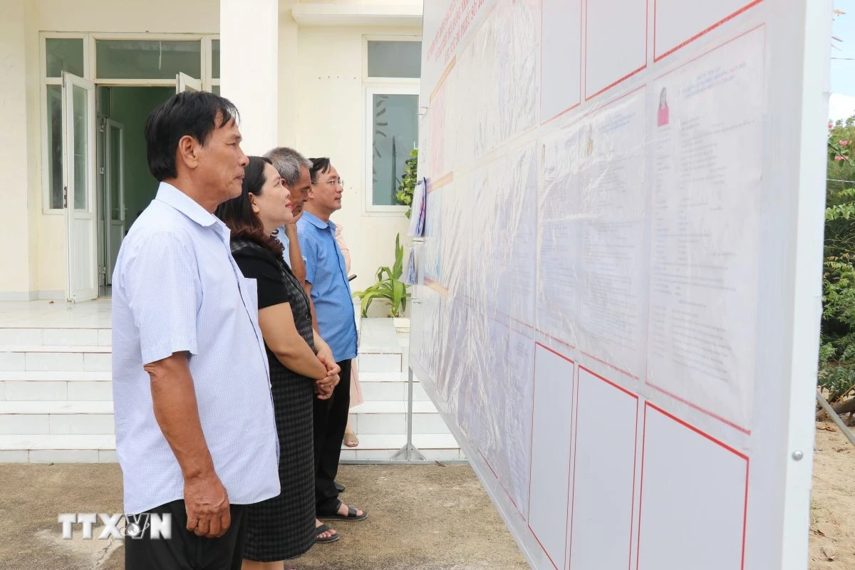 Cử tri phường Đông Hải (Khánh Hòa) tìm hiểu thông tin về người ứng cử đại biểu Quốc hội khóa XVI và đại biểu Hội đồng nhân dân các cấp nhiệm kỳ 2026-2031 tại Trạm kiểm soát Biên phòng Đông Hải. (Ảnh: Nguyễn Thành/TTXVN)