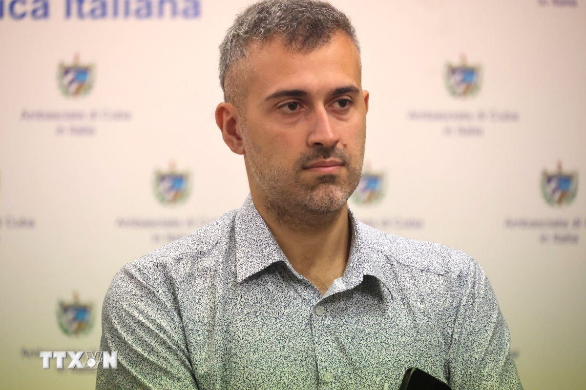 Ông Chinappi trả lời phỏng vấn phóng viên TTXVN tại Rome. (Ảnh: Hải Đăng/TTXVN)