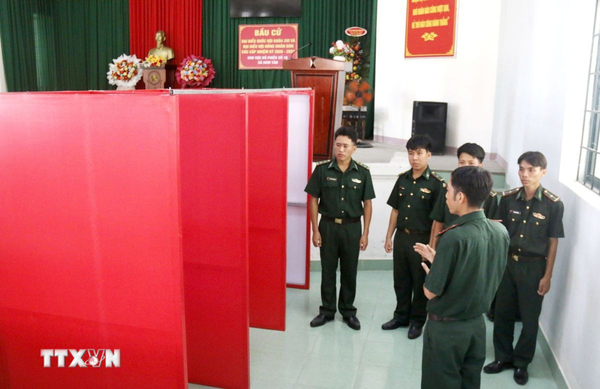 Tiểu đoàn Huấn luyện-Cơ động 2 kiểm tra cơ sở vật chất đảm bảo cho Ngày bầu cử sớm. (Ảnh Hồng Hiếu/TTXVN)