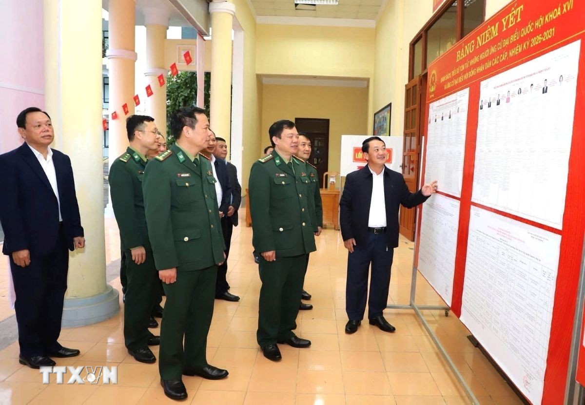 Bí thư Tỉnh ủy Tuyên Quang Hầu A Lềnh kiểm tra công tác chuẩn bị cho bầu cử ở điểm bỏ phiếu số 2, Bộ đội Biên phòng tỉnh. (Ảnh: TTXVN phát)