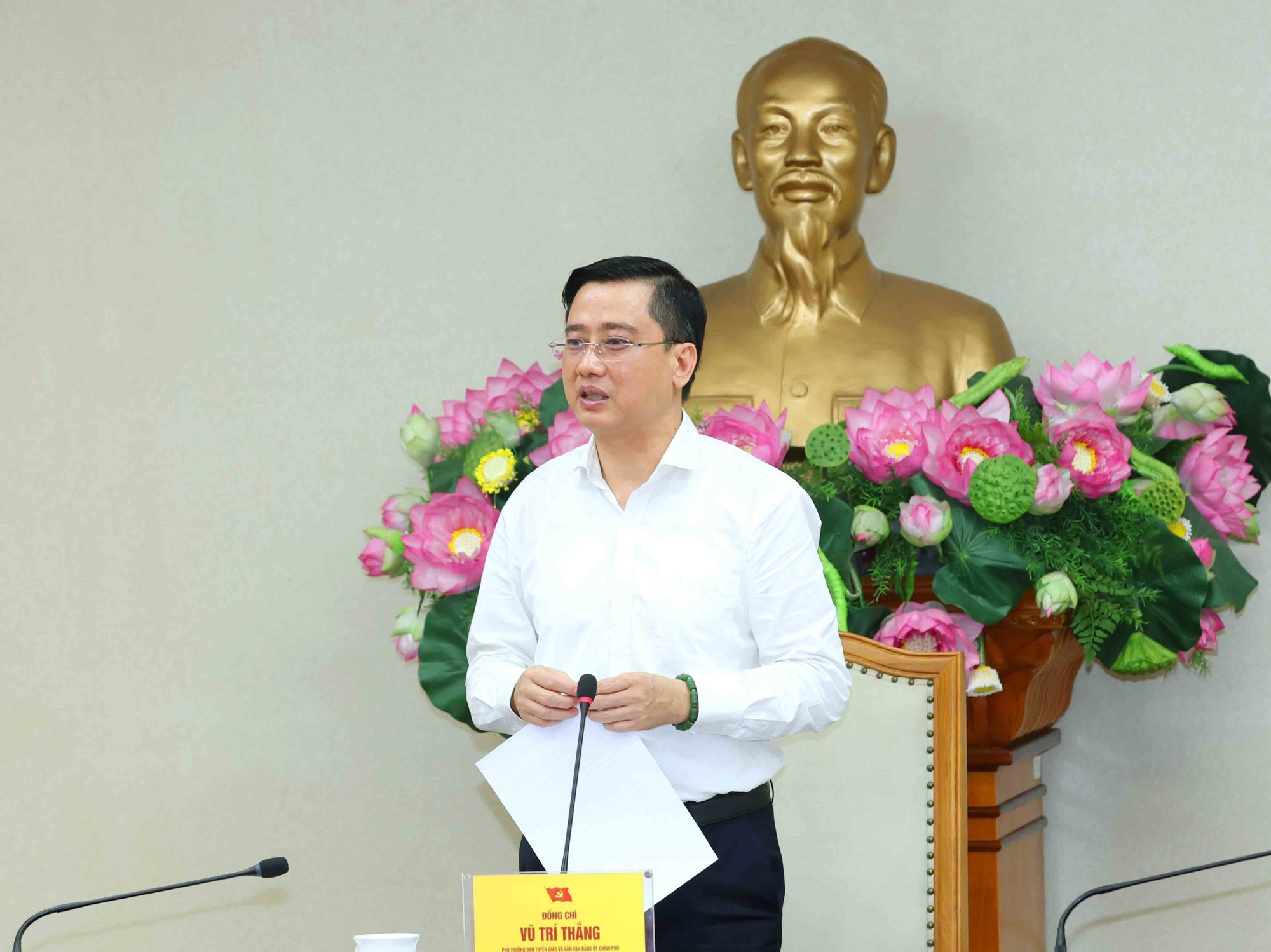 Đồng chí Vũ Trí Thắng, Phó Trưởng Ban Tuyên giáo và Dân vận Đảng uỷ Chính phủ phát biểu tại hội nghị. (Ảnh: Phương Hoa/TTXVN) vna-potal-hoi-nghi-cong-tac-vien-du-luan-xa-hoi-cua-dang-uy-chinh-phu-8306095.jpg