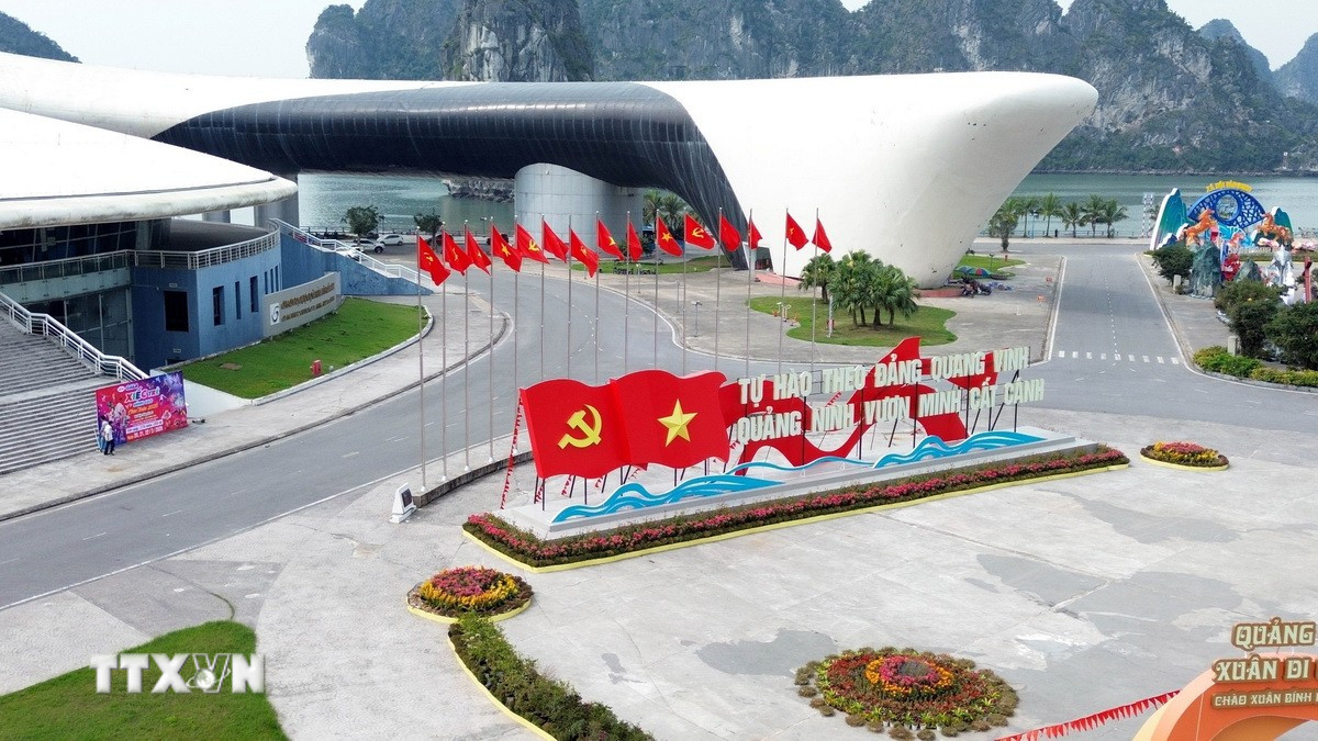 Khu vực Cung Quy hoạch, Hội chợ và Triển lãm tỉnh Quảng Ninh được trang hoàng lộng lẫy hướng tới ngày bầu cử. (Ảnh: Đức Hiếu/TTXVN)