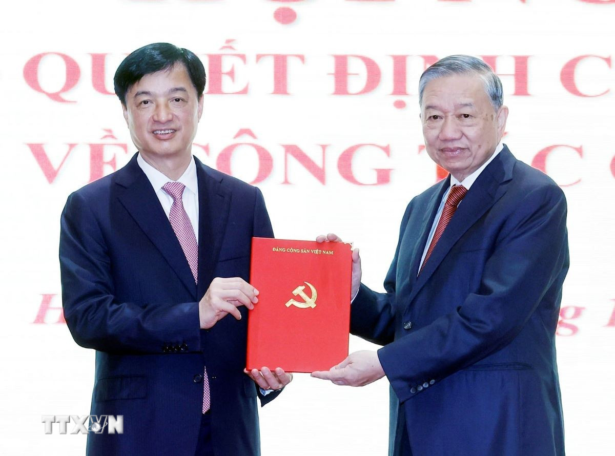 Tổng Bí thư Tô Lâm trao Quyết định của Bộ Chính trị điều động, phân công, chỉ định đồng chí Nguyễn Duy Ngọc giữ chức Bí thư Thành ủy Hà Nội nhiệm kỳ 2025-2030. (Ảnh: Thống Nhất/TTXVN)