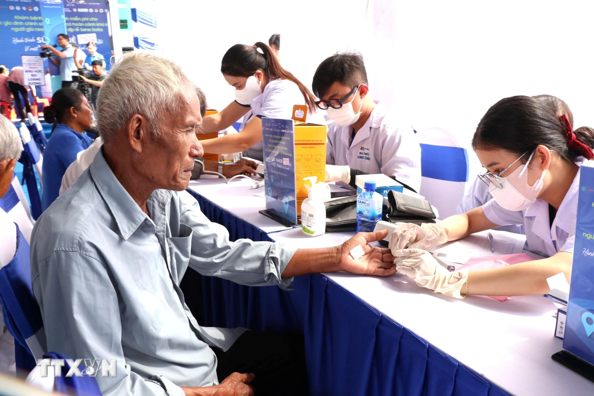 Khám chữa bệnh cho người dân. (Ảnh: Thanh Hòa/TTXVN)