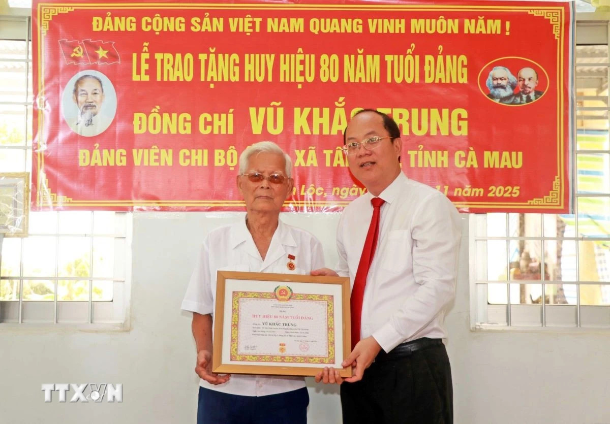 Bí thư Tỉnh ủy Cà Mau Nguyễn Hồ Hải trao Huy hiệu 80 năm tuổi Đảng cho đảng viên Vũ Khắc Trung (sinh năm 1928) tại xã Tân Lộc, tỉnh Cà Mau. (Ảnh: Huỳnh Anh/TTXVN)