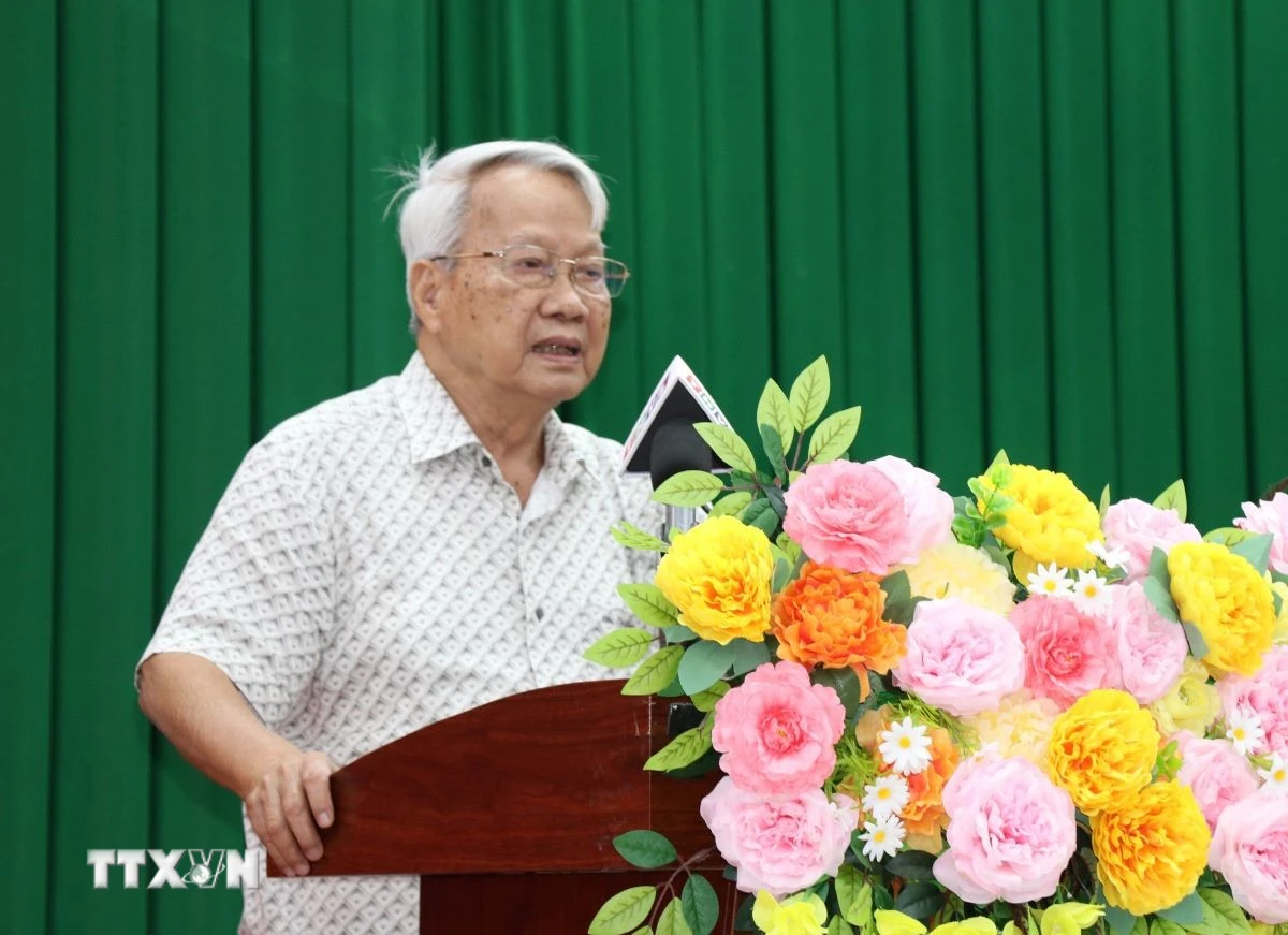 Ông Bùi Quang Huy, nguyên Ủy viên Trung ương Đảng, nguyên Bí thư Tỉnh ủy Trà Vinh đóng góp ý kiến đối với dự thảo văn kiện. (Ảnh: Thanh Hòa/TTXVN)