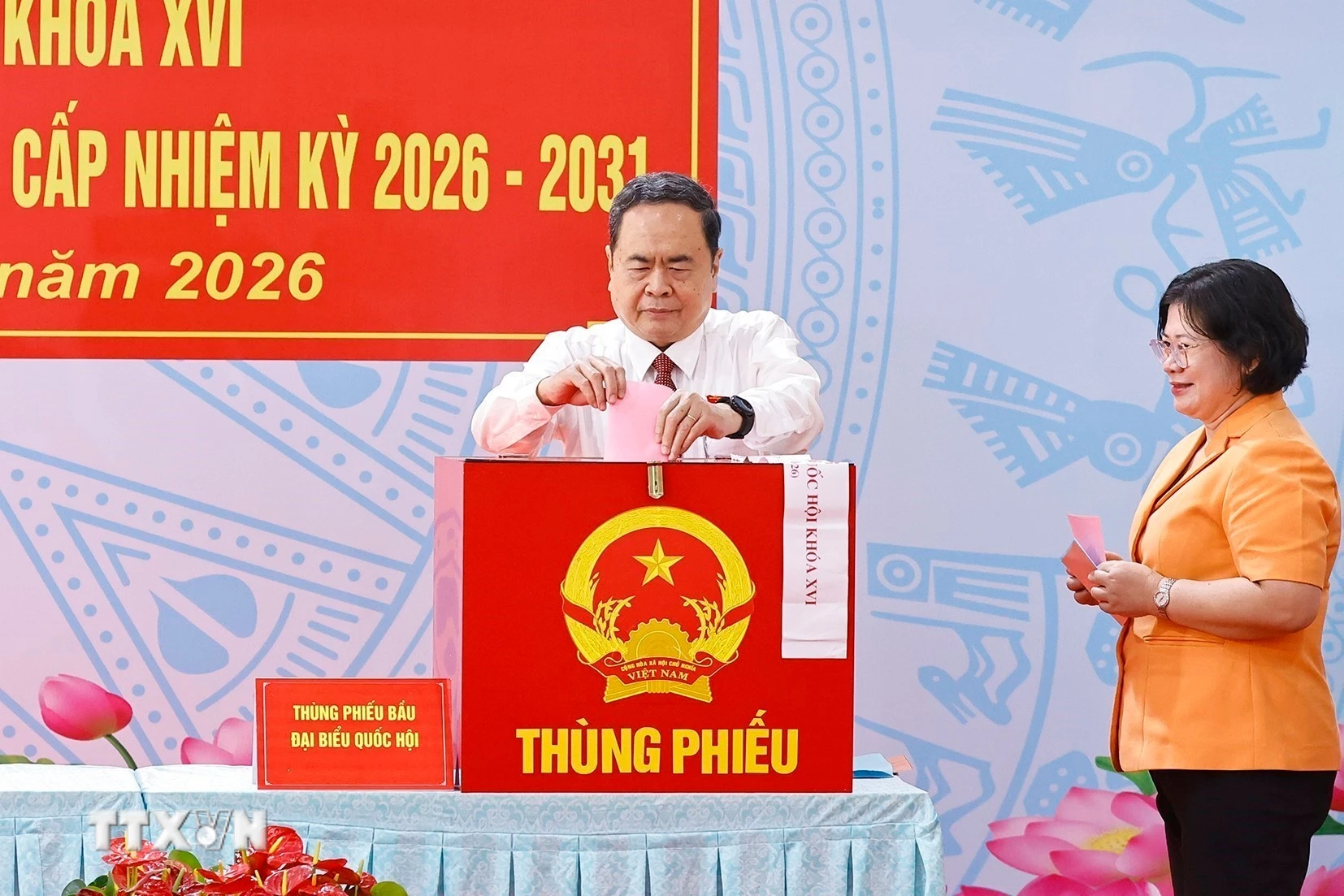 Chủ tịch Quốc hội Trần Thanh Mẫn bỏ phiếu bầu cử tại Khu vực bỏ phiếu số 14 Trường THCS Đỗ Văn Dậy, xã Hóc Môn, Thành phố Hồ Chí Minh. (Ảnh: Doãn Tấn/TTXVN)