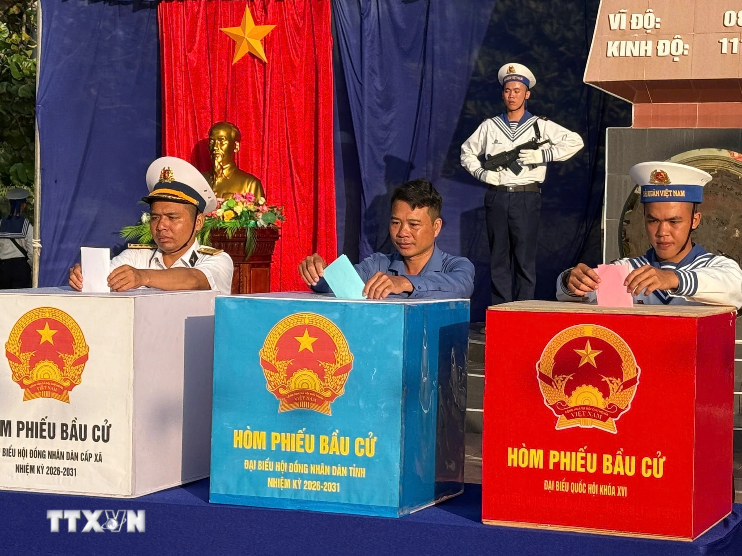 Các ngư dân cùng cán bộ, chiến sĩ bầu cử tại điểm bỏ phiếu số 14, đặc khu Trường Sa. (Ảnh: TTXN phát)