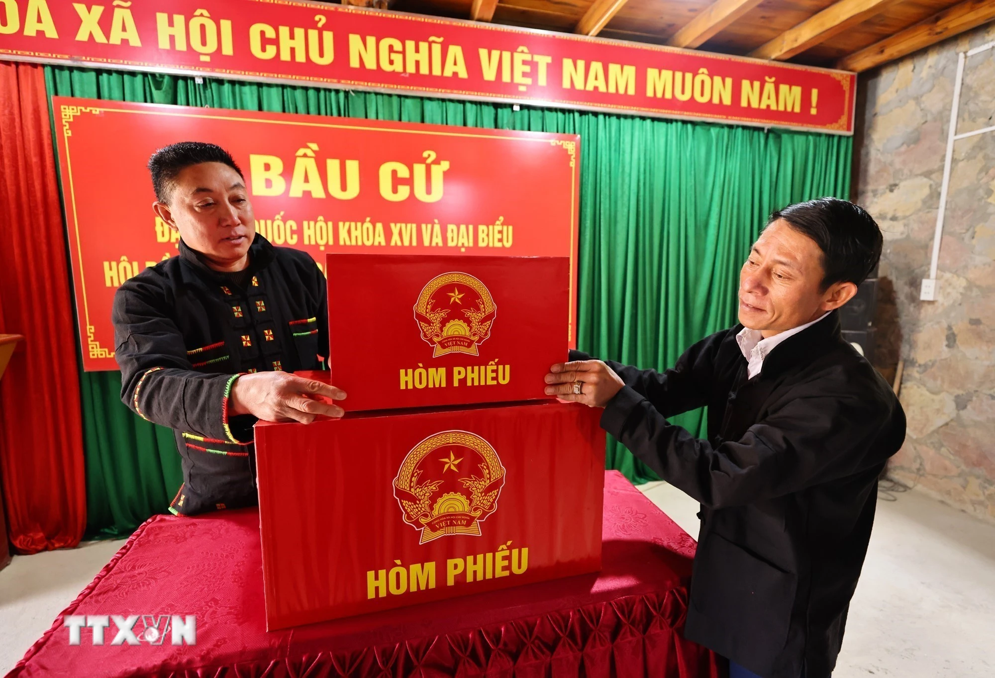 Sắp xếp hòm phiếu, trang trí hội trường, dán danh sách bầu cử tại nhà văn hóa thôn Lô Lô Chải, xã Lũng Cú, tỉnh Tuyên Quang. (Ảnh: Minh Đức/TTXVN)