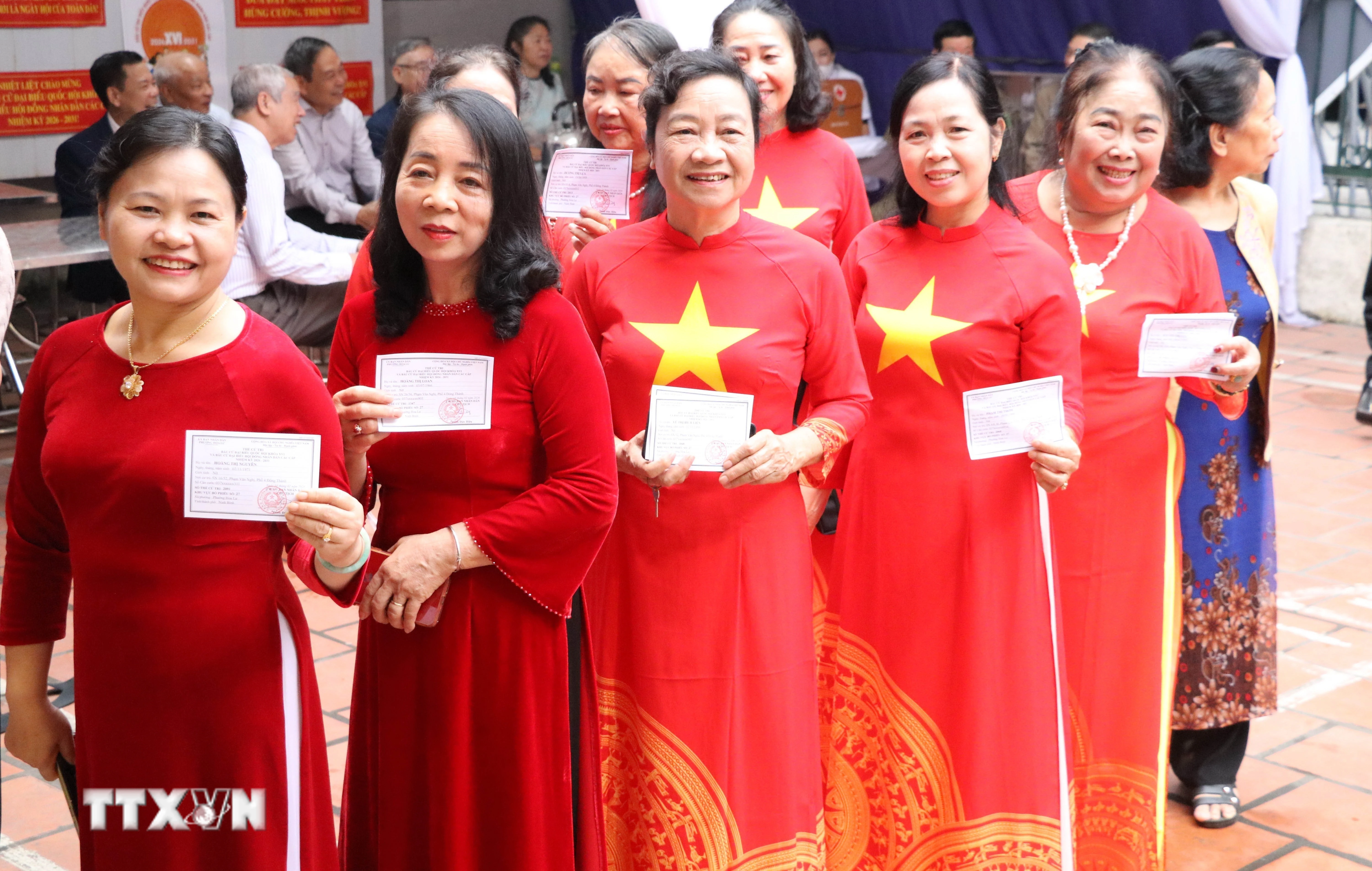 Ngay từ sáng sớm, các cử tri phường Hoa Lư, tỉnh Ninh Bình đến bỏ phiếu tại Khu vực bỏ phiếu số 27. (Ảnh: Hải Yến/TTXVN)