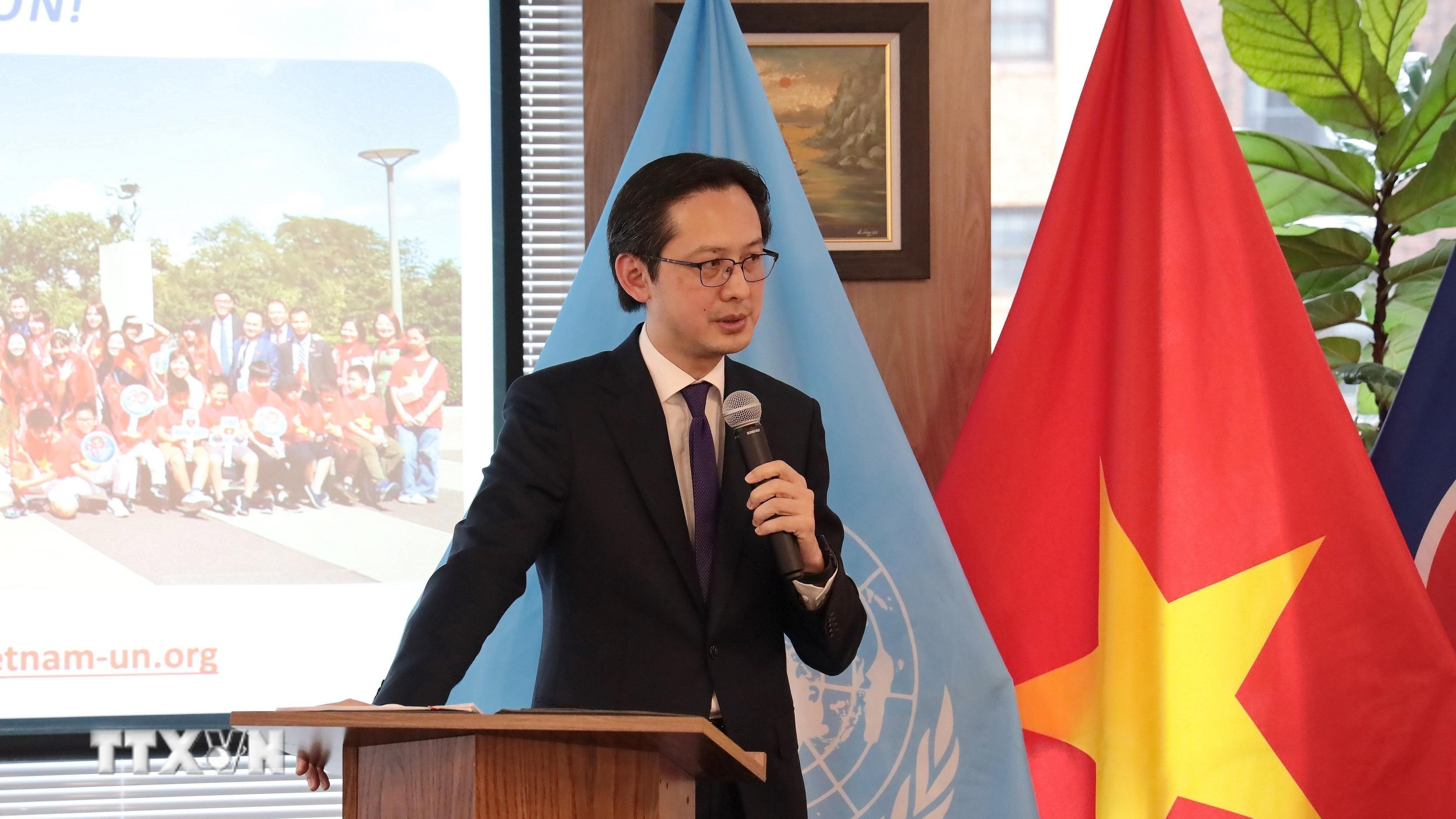 Đại sứ Đỗ Hùng Việt phát biểu tại buổi gặp gỡ. (Ảnh: Lê Hoàng/TTXVN)