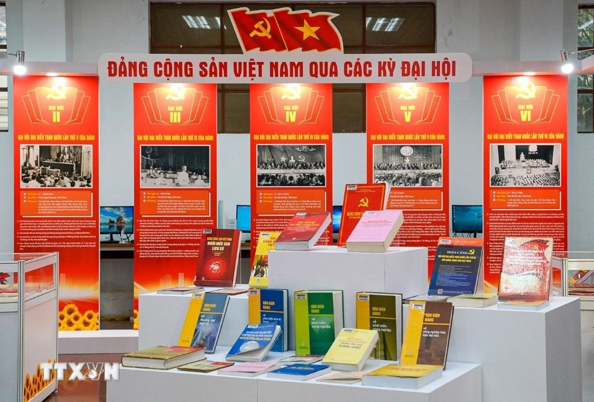 Triển lãm diễn ra từ ngày 26/1-26/2/2026, giới thiệu 800 tư liệu về Đảng Cộng sản Việt Nam qua các kỳ Đại hội. (Ảnh: Khánh Hòa/TTXVN)