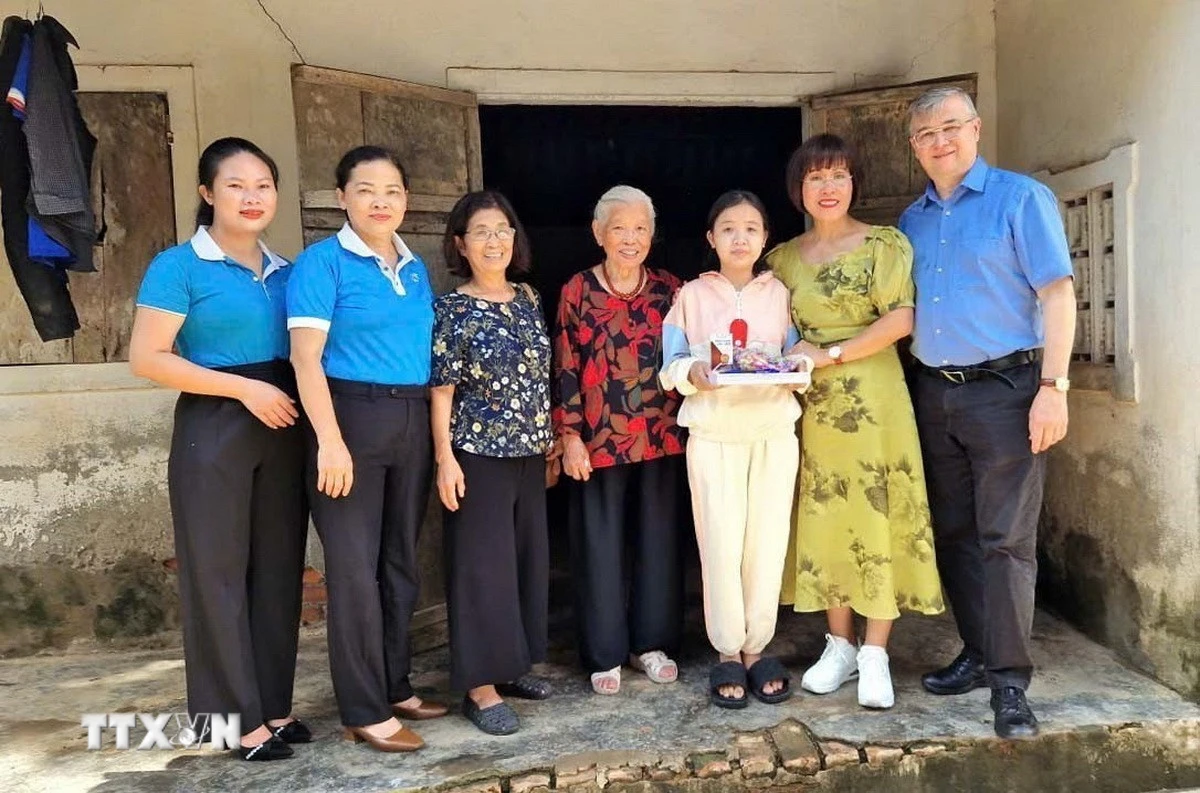 Tiến sỹ Phan Bích Thiện, Chủ tịch Diễn đàn phụ nữ Việt Nam tại châu Âu, thăm con đỡ đầu tại Việt Nam. (Ảnh: TTXVN phát)