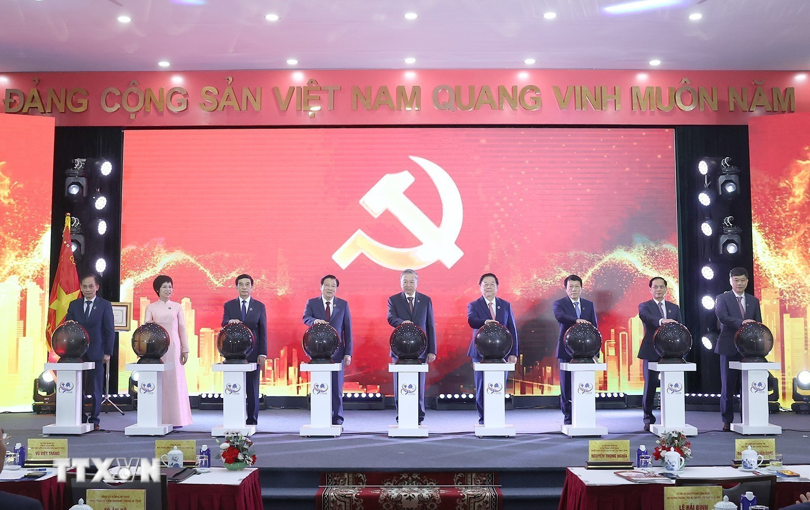 Tổng Bí thư Tô Lâm và các đại biểu thực hiện nghi thức khai trương trang thông tin Đại hội đại biểu toàn quốc lần thứ XIV của Đảng. (Ảnh: Thống Nhất/TTXVN)