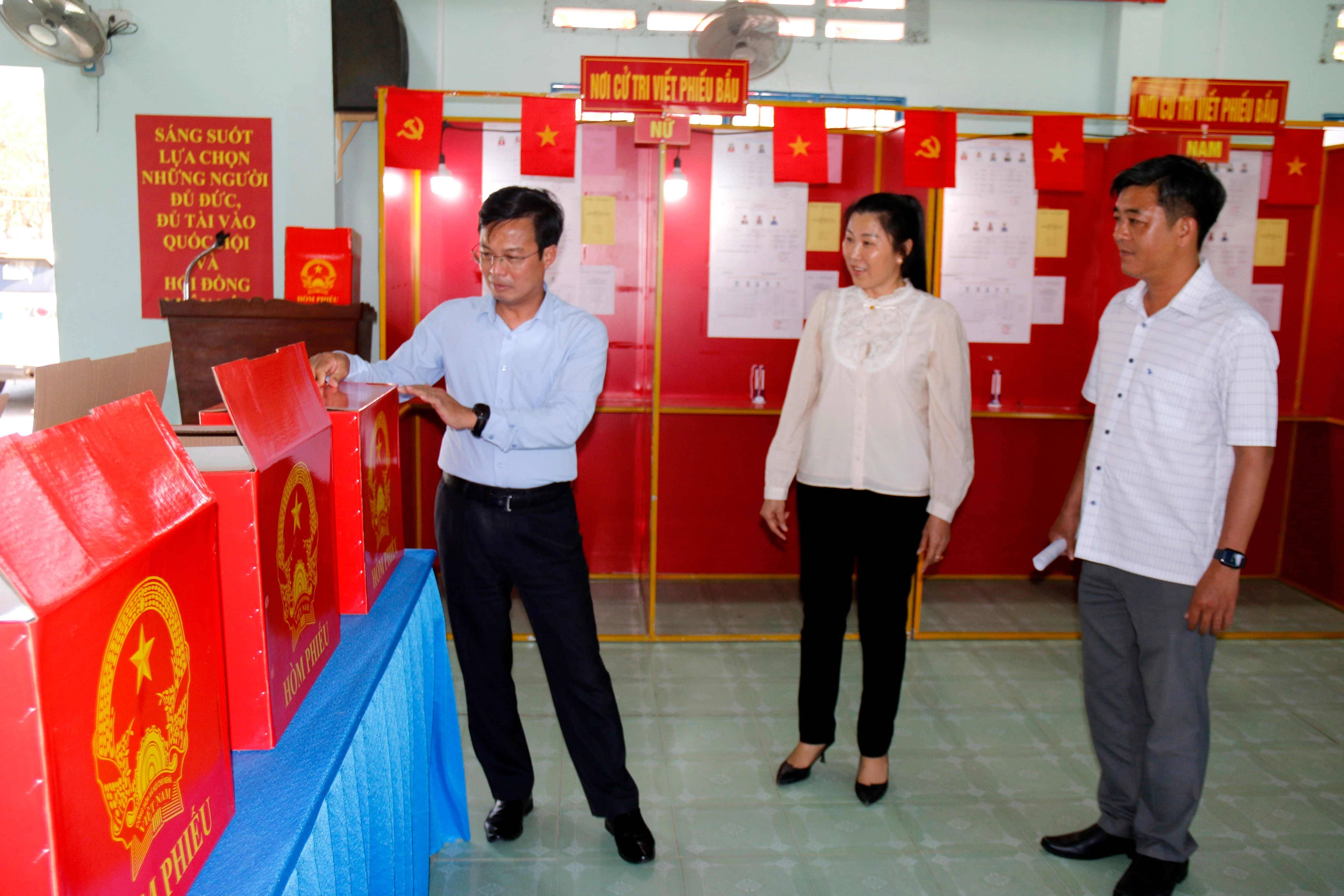 Ông Đinh Văn Tuấn (bên phải), Phó Chủ tịch UBND tỉnh Lâm Đồng kiểm tra khu vực bỏ phiếu bầu tại các xã ven biển. (Ảnh: Nguyễn Thanh/TTXVN)