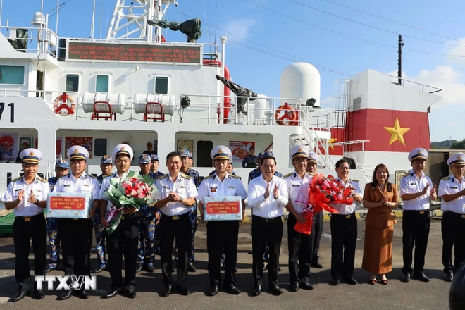 Lãnh đạo Tỉnh ủy Khánh Hòa tặng quà cho các lực lượng làm nhiệm vụ bầu cử sớm ở đặc khu Trường Sa. (Ảnh: TTXVN phát)