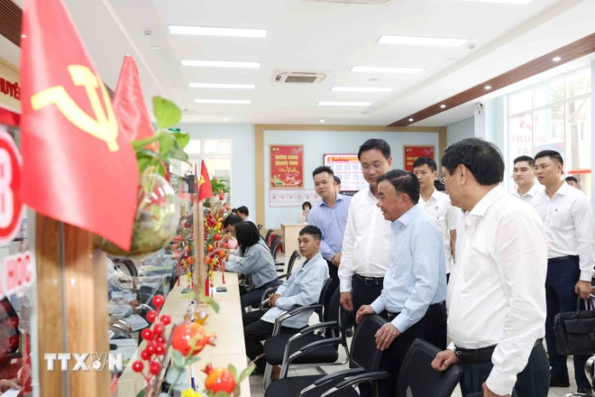 Thường trực Ban Bí thư Trần Cẩm Tú thăm Trung tâm Hành chính công phường Thanh Khê, thành phố Đà Nẵng. (Ảnh: Phương Hoa/ TTXVN)