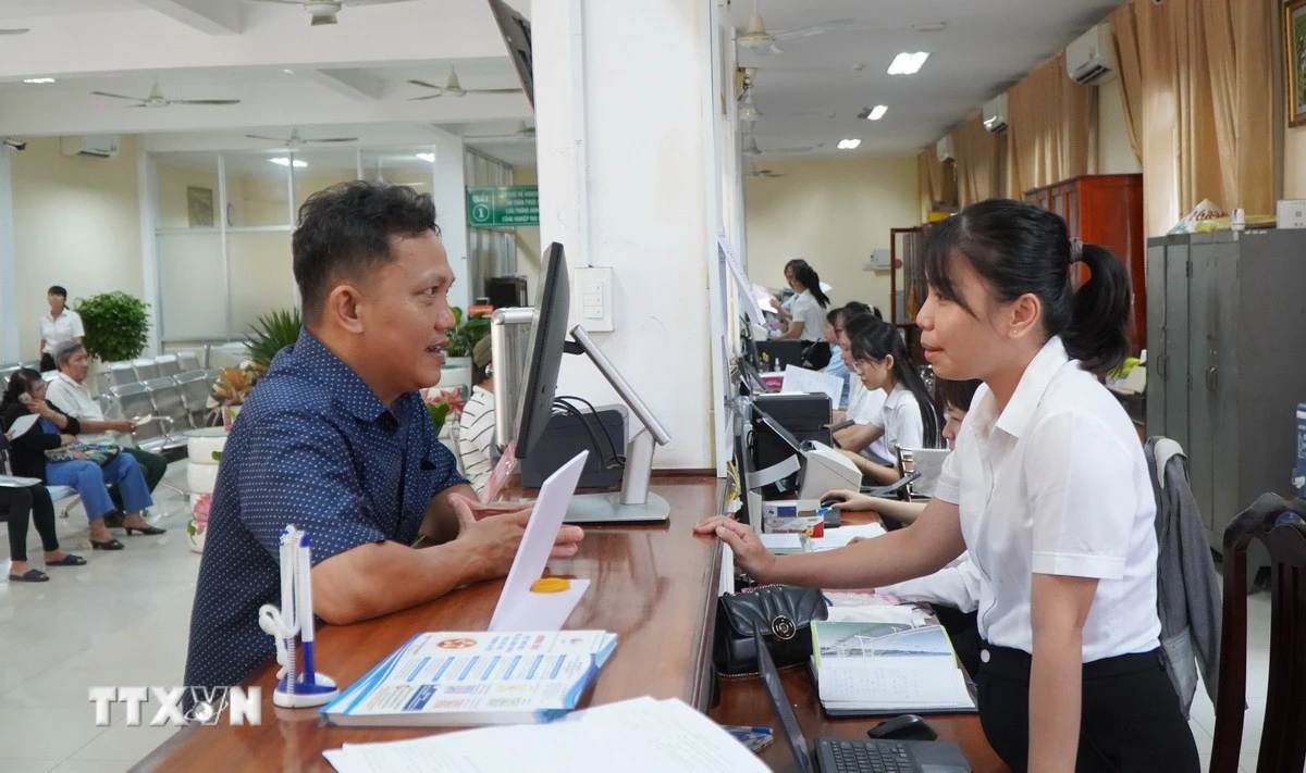 Người dân đến làm thủ tục hành chính tại Trung tâm phục vụ hành chính công phường Sa Đéc, Đồng Tháp. (Ảnh: Nhựt An/TTXVN)