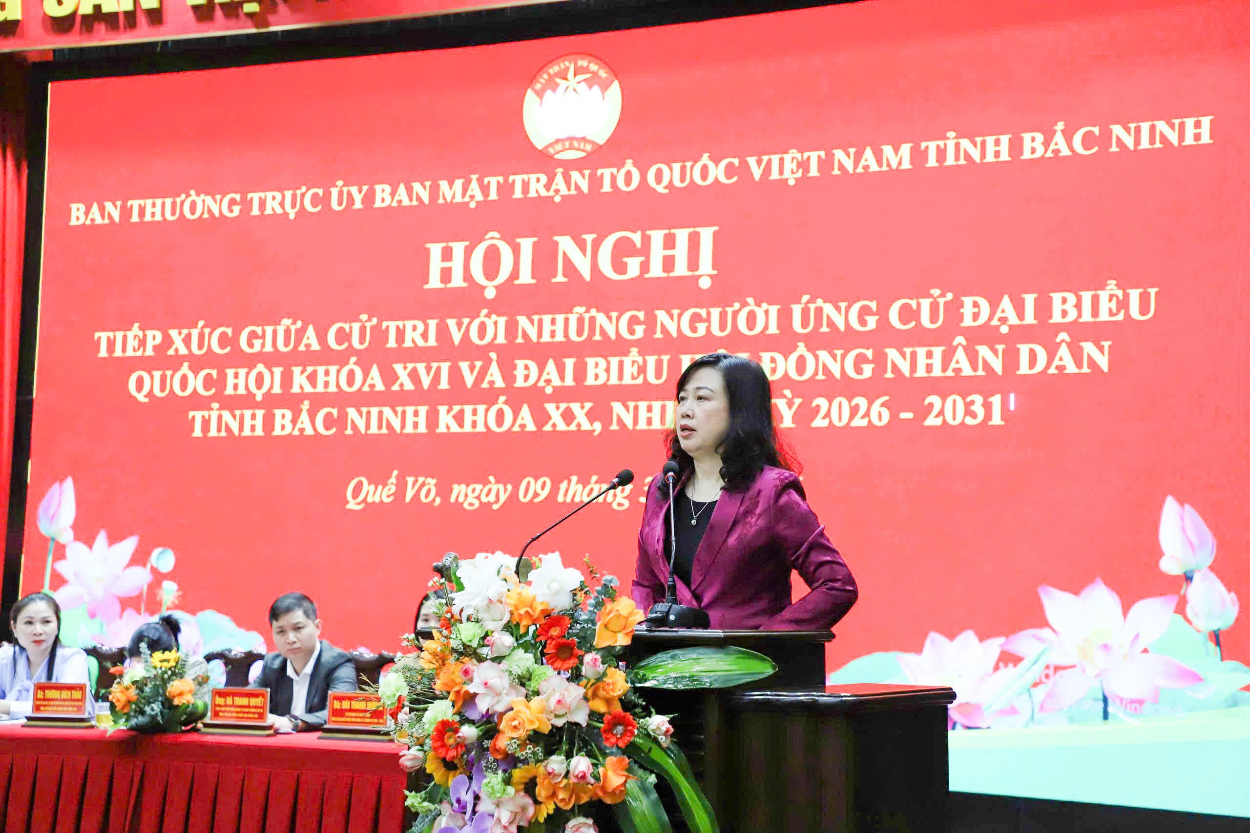 Ủy viên Ban Chấp hành Trung ương Đảng, Bộ trưởng Bộ Y tế Đào Hồng Lan trả lời những ý kiến, đề xuất của cử tri. 