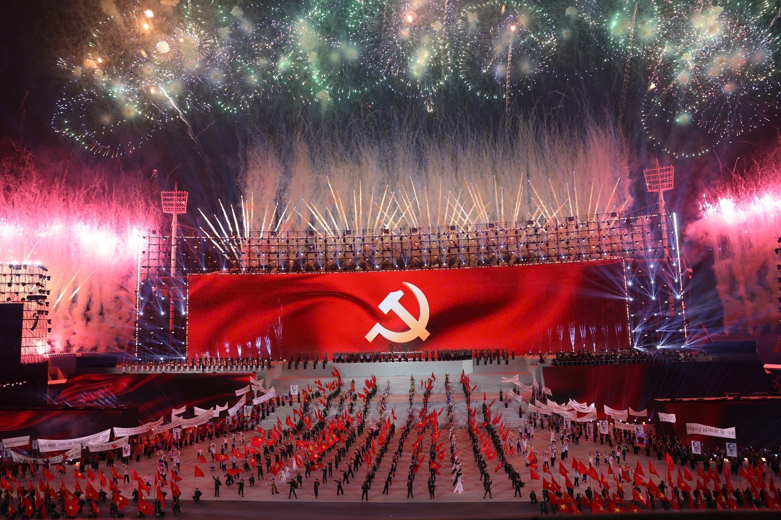 Màn trình diễn pháo hoa nghệ thuật đặc sắc quy mô lớn như bản hòa ca hùng tráng chào mừng thành công Đại hội đại biểu toàn quốc lần thứ XIV của Đảng. (Ảnh: TTXVN)