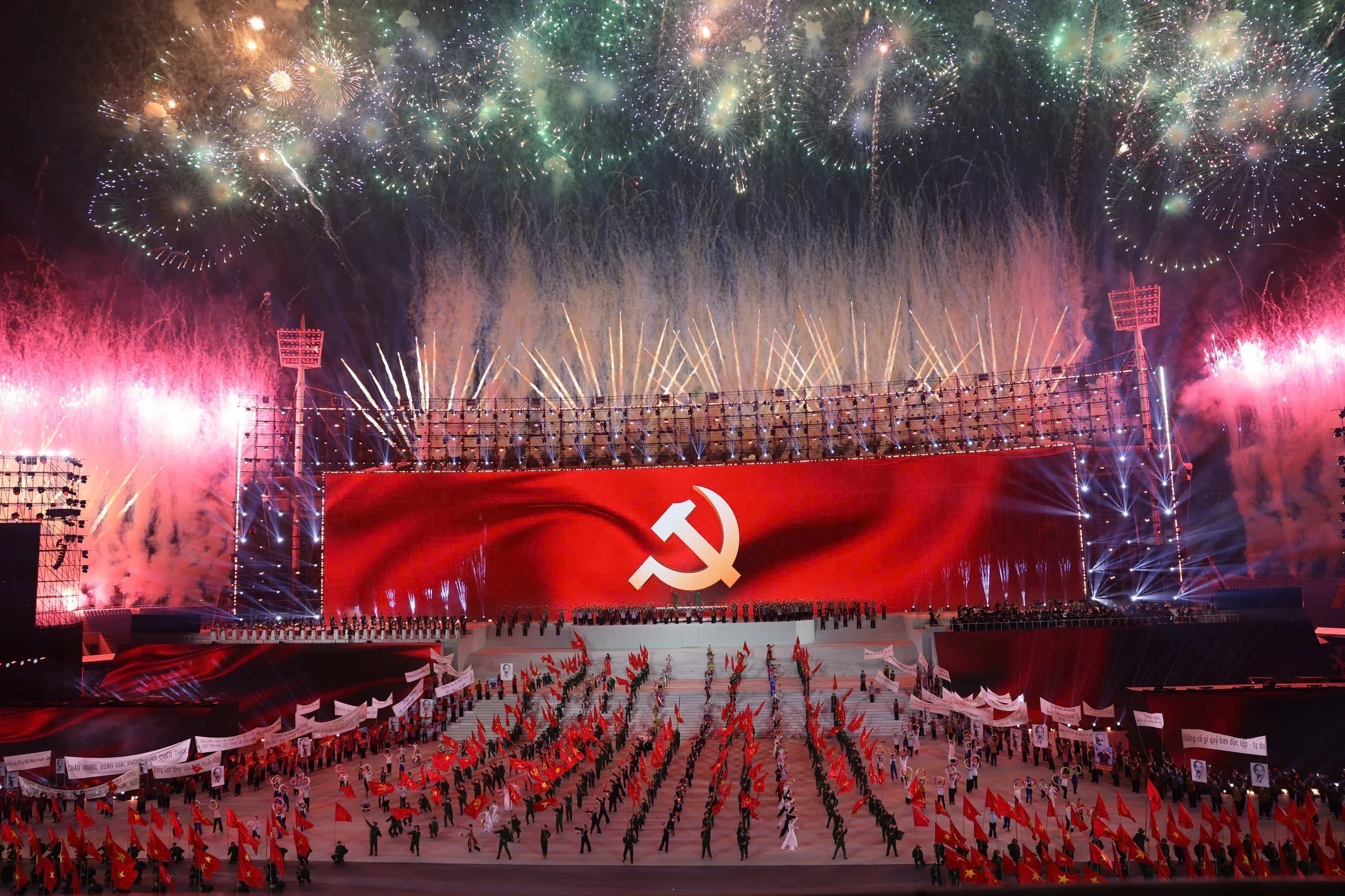 Màn trình diễn pháo hoa nghệ thuật đặc sắc quy mô lớn như bản hòa ca hùng tráng chào mừng thành công Đại hội đại biểu toàn quốc lần thứ XIV của Đảng. (Ảnh: TTXVN)