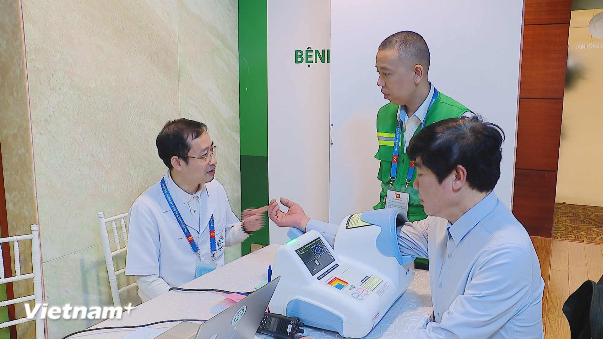 Các bác sỹ, điều dưỡng đều sẵn sàng trong mọi tình huống. (Ảnh: Vũ Kiểm/Vietnam+)