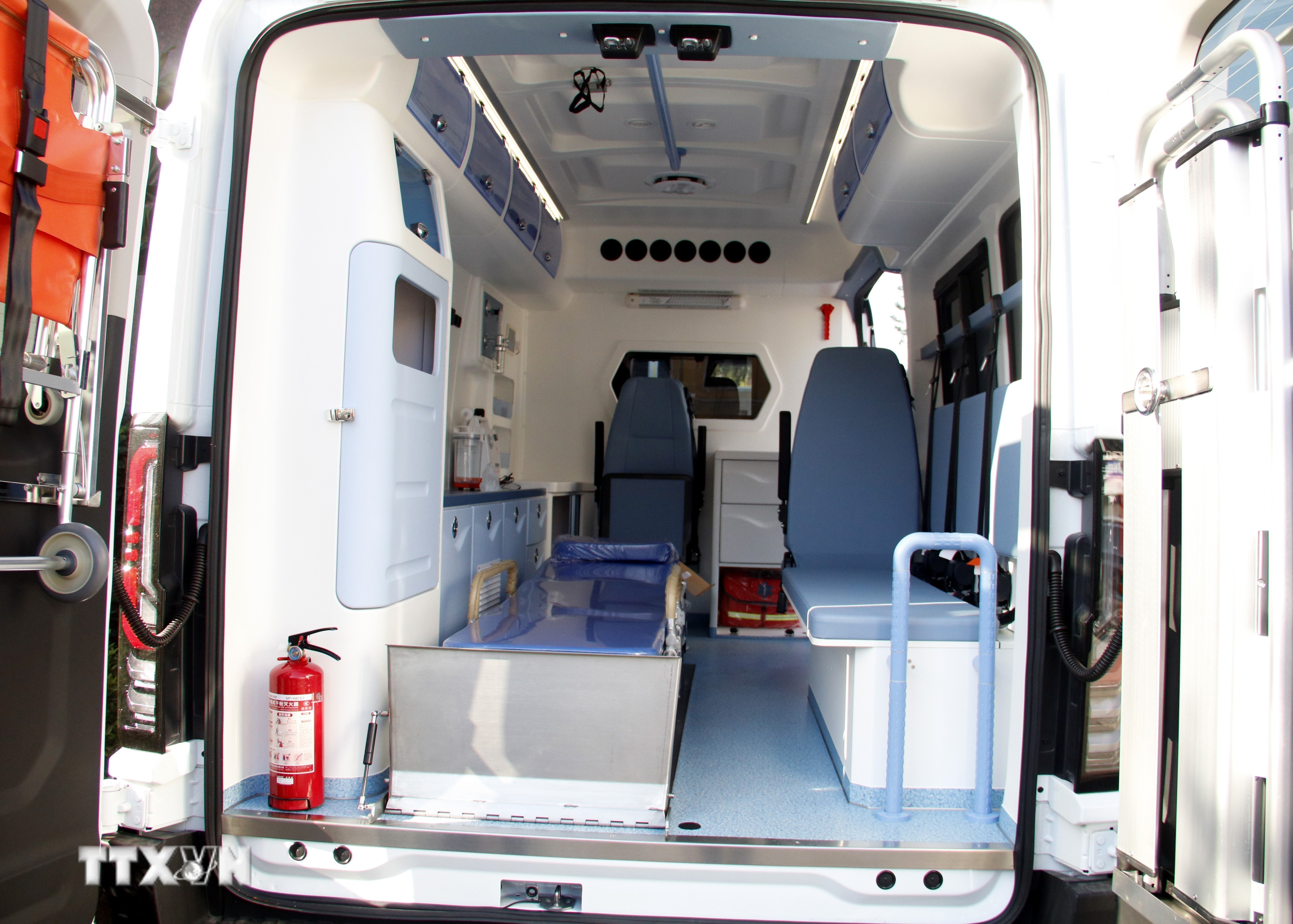 Bên trong xe cứu thương được trang bị thiết bị y tế hiện đại. (Ảnh: TTXVN)