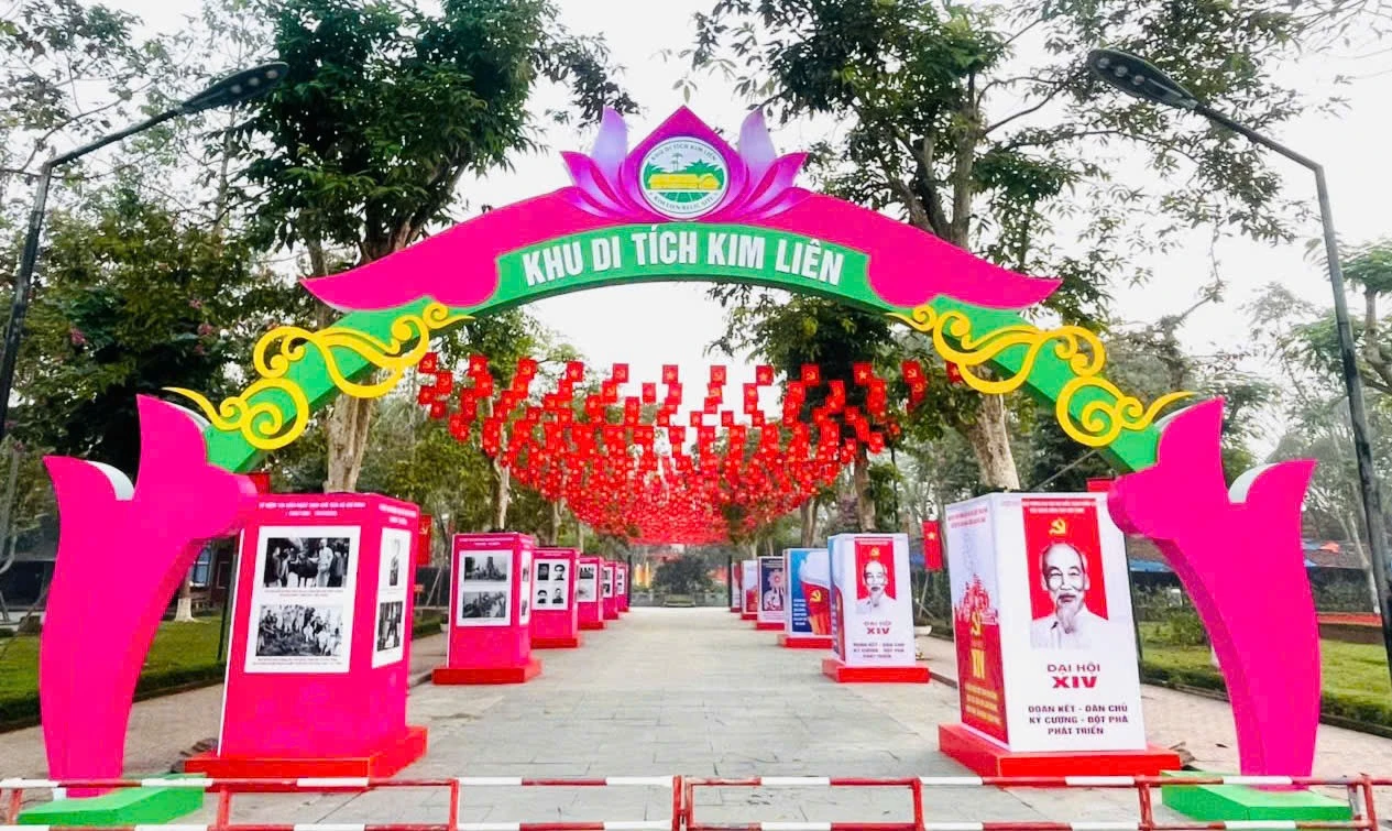 Trang trí chào mừng Đại hội Đảng lần thứ XIV ở Khu di tích Kim Liên (Nghệ An). (Ảnh: TTXVN)