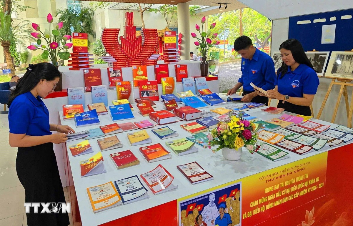 Đoàn viên thanh niên tìm hiểu thông tin về bầu cử tại chương trình. (Ảnh: Trần Lê Lâm/TTXVN)