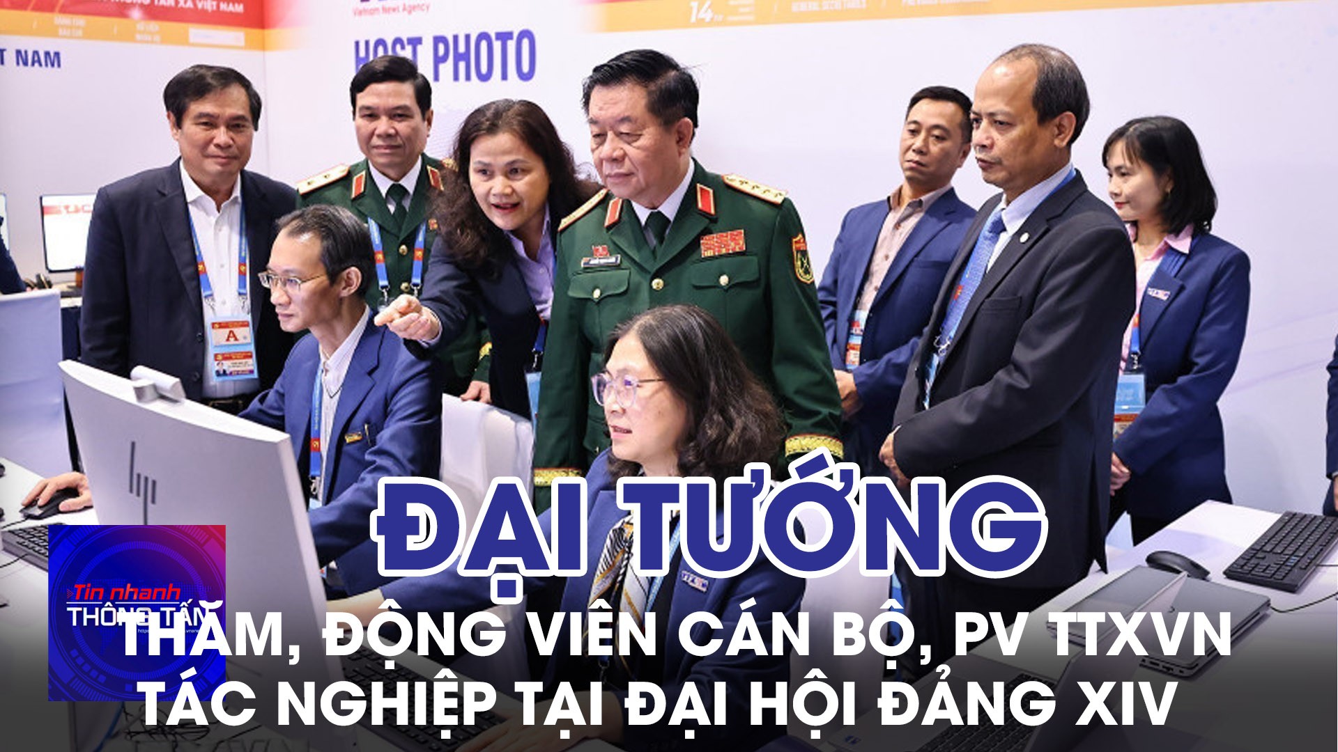 Đại tướng Nguyễn Trọng Nghĩa thăm, động viên cán bộ, PV TTXVN tác nghiệp tại Đại hội Đảng XIV