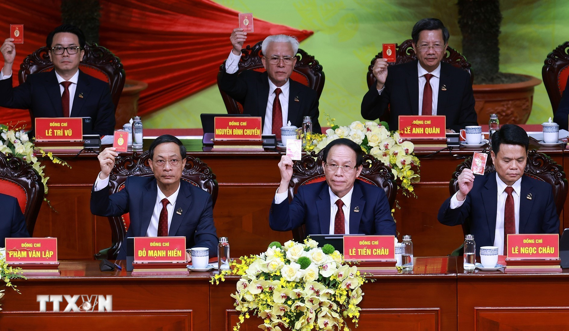 Đoàn Chủ tịch biểu quyết thông qua dự thảo Nghị quyết Đại hội và dự thảo Chương trình hành động thực hiện Nghị quyết Đại hội Đảng bộ thành phố lần thứ nhất. (Ảnh: Dương Giang/TTXVN) ttxvn-hai-phong-13.jpg