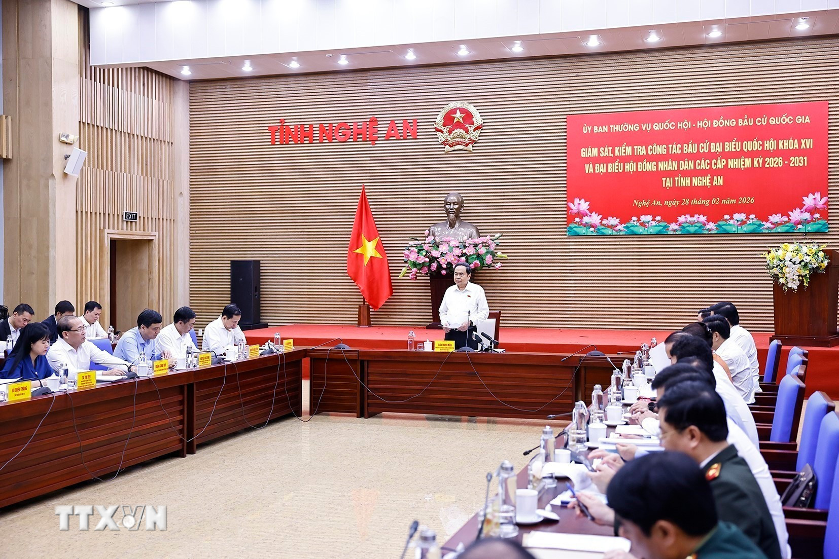 ttxvn-chu-tich-quoc-hoi-tran-thanh-man-lam-viec-voi-uy-ban-bau-cu-tinh-nghe-an-3.jpg