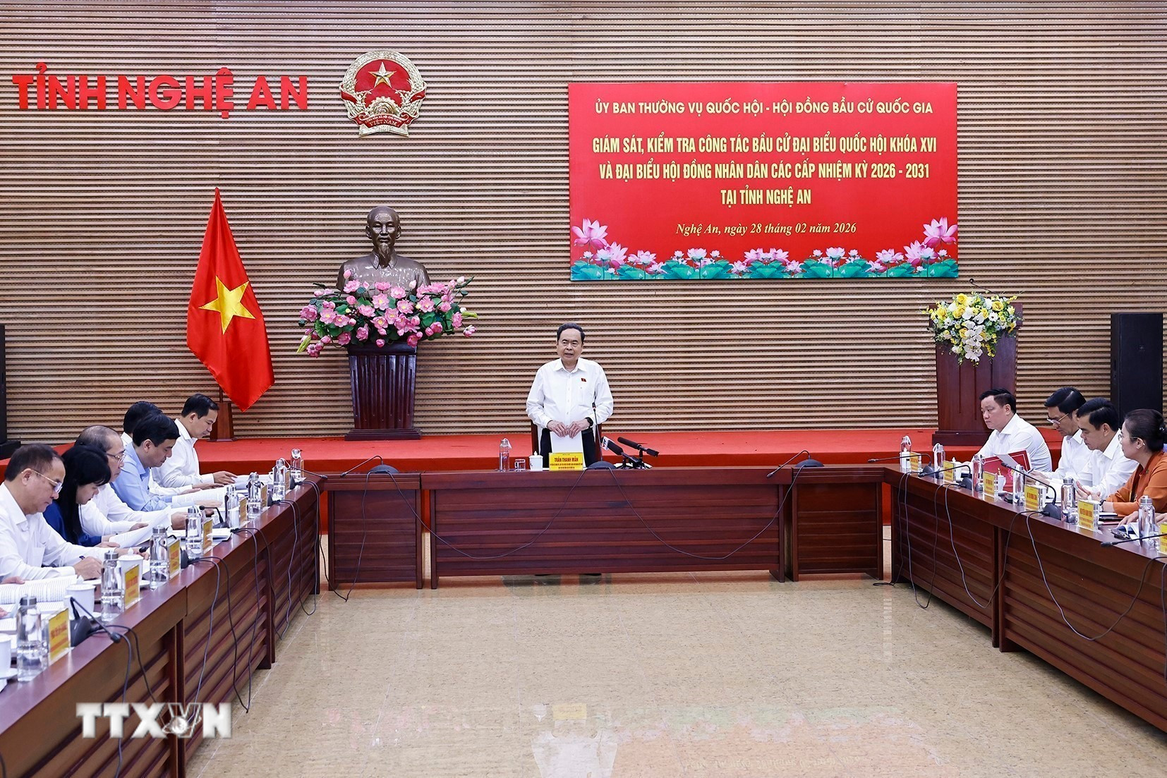 ttxvn-chu-tich-quoc-hoi-tran-thanh-man-lam-viec-voi-uy-ban-bau-cu-tinh-nghe-an-1.jpg