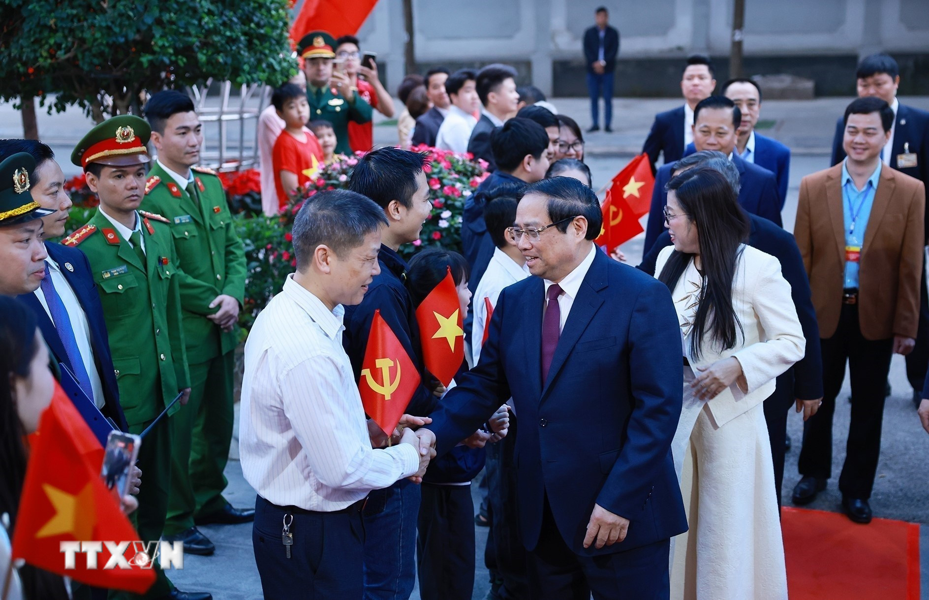 ttxvn-thu-tuong-kiem-tra-cong-tac-bau-cu-tai-phuong-tay-ho-ha-noi-4.jpg
