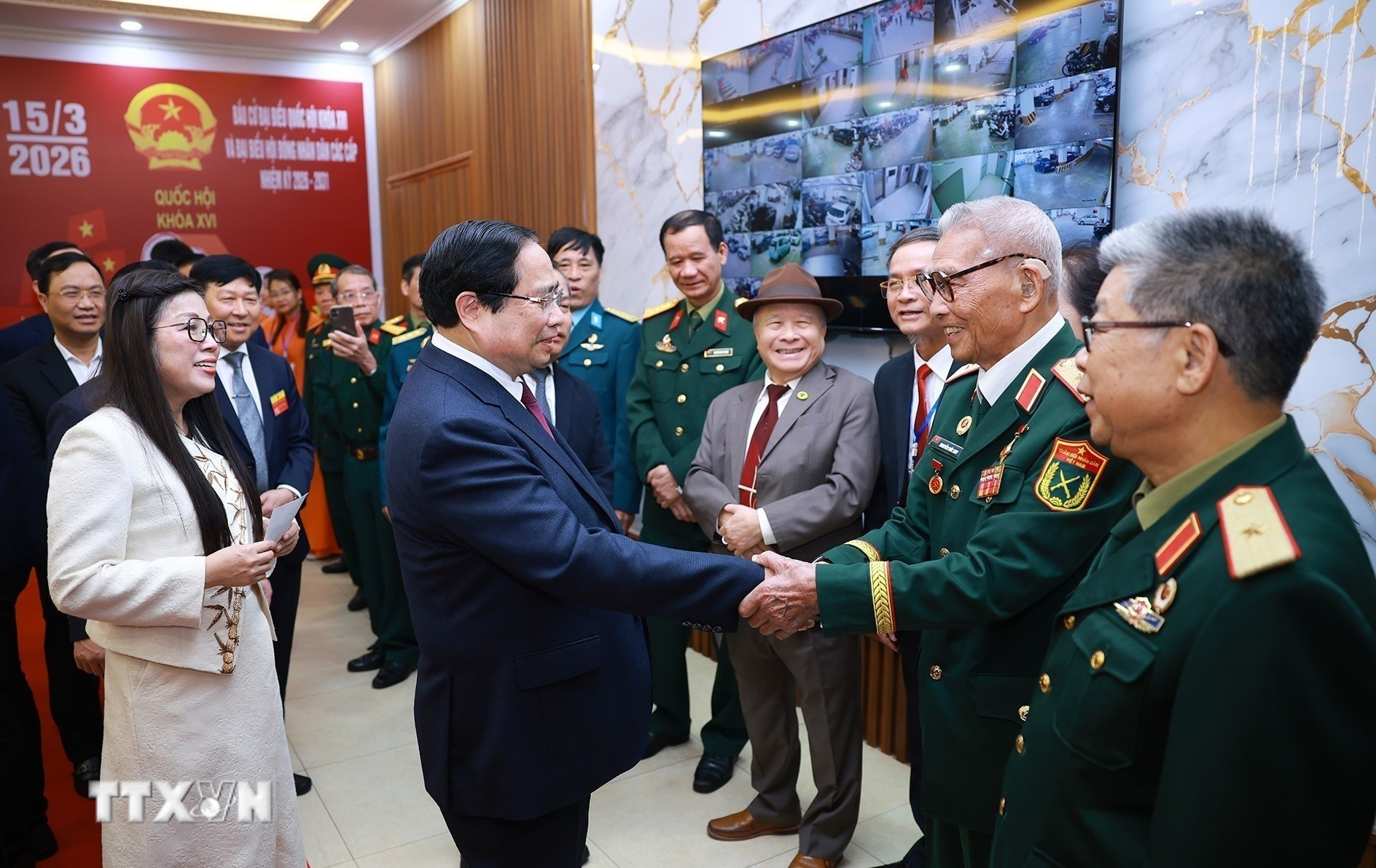 ttxvn-thu-tuong-kiem-tra-cong-tac-bau-cu-tai-phuong-tay-ho-ha-noi-2.jpg