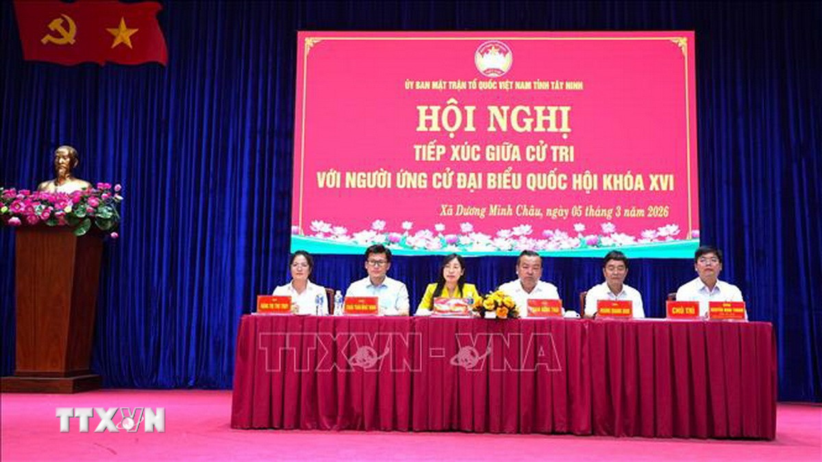 5 người ứng cử đại biểu Quốc hội khóa XVI tại đơn vị bầu cử số 5 của tỉnh Tây Ninh tại hội nghị. (Ảnh: Minh Phú/TTXVN)