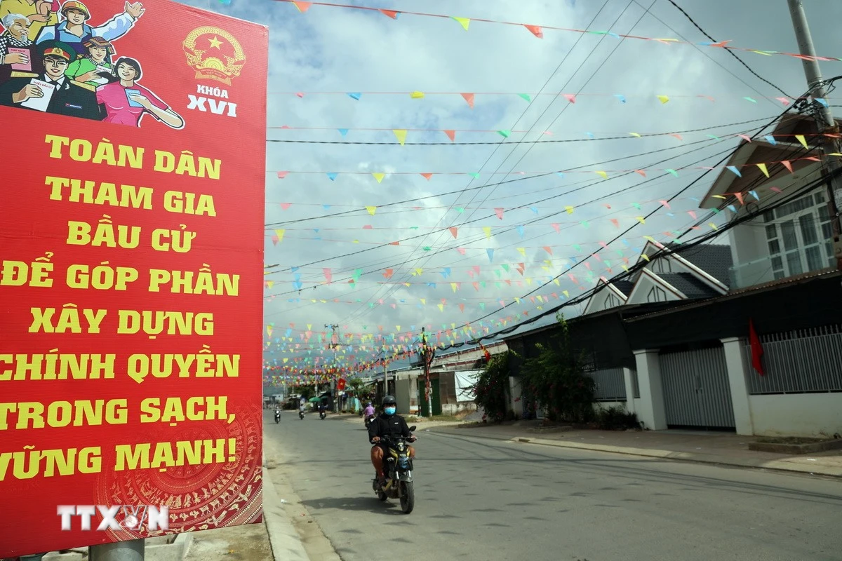 Các tuyến đường về xã Diên Điền, vùng rốn lũ lịch sử 11/2025, được trang hoàng rực rỡ cờ hòa. (Ảnh: Đặng Tuấn/TTXVN)