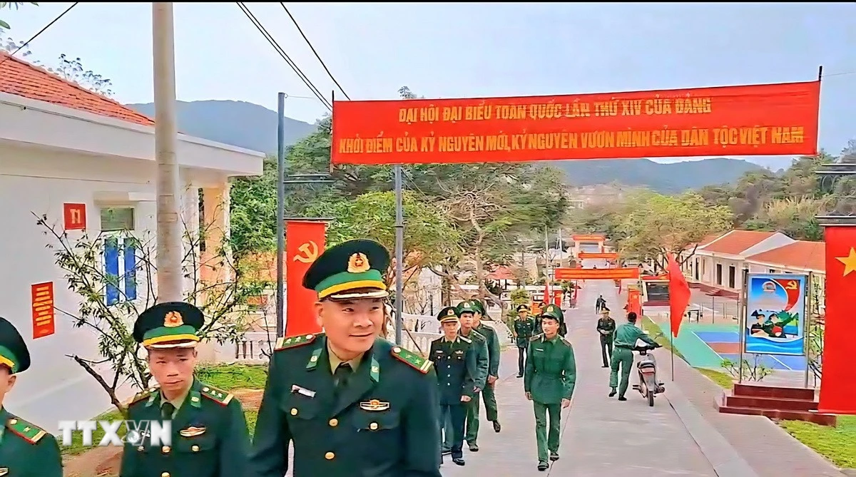 Cán bộ, chiến sỹ Đồn Biên phòng đảo Trần (Cô Tô) đi bầu cử. (Ảnh: TTXVN phát)