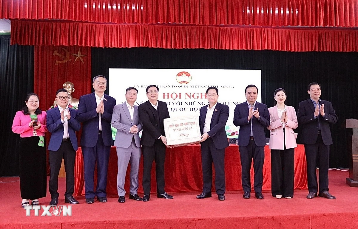 Ủy viên Trung ương Đảng, Bí thư Tỉnh uỷ, Trưởng Đoàn đại biểu Quốc hội tỉnh Sơn La Hoàng Văn Nghiệm cùng các ứng cử viên tặng quà Đảng bộ, chính quyền xã Ngọc Chiến. (Ảnh: Trọng Đạt/TTXVN)