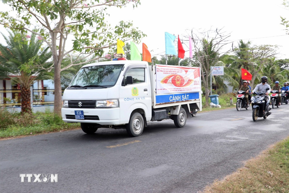 Lực lượng chức năng và các đoàn thể xã Lai Hòa tích cực triển khai xe tuyên truyền lưu động, đưa thông tin về ngày hội bầu cử đến từng nẻo đường, phum sóc. (Ảnh: Trung Kiên/TTXVN)