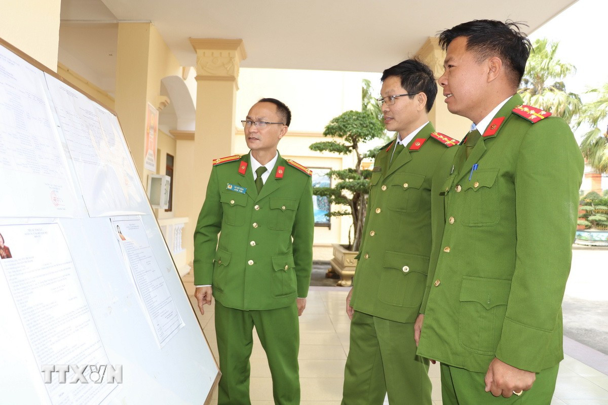 Trại tạm giam số 1, Công an tỉnh Ninh Bình niêm yết các tài liệu, thông tin liên quan đến bầu cử theo quy định. (Ảnh: Thùy Dung/TTXVN)