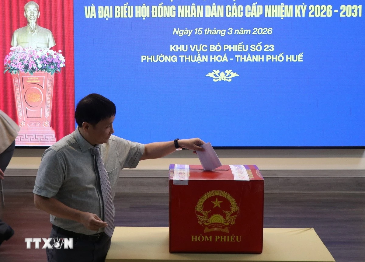 Giáo sư, Tiến sỹ Phạm Như Hiệp, Giám đốc Bệnh viện Trung ương Huế tham gia bỏ phiếu. (Ảnh: Mai Trang/TTXVN)