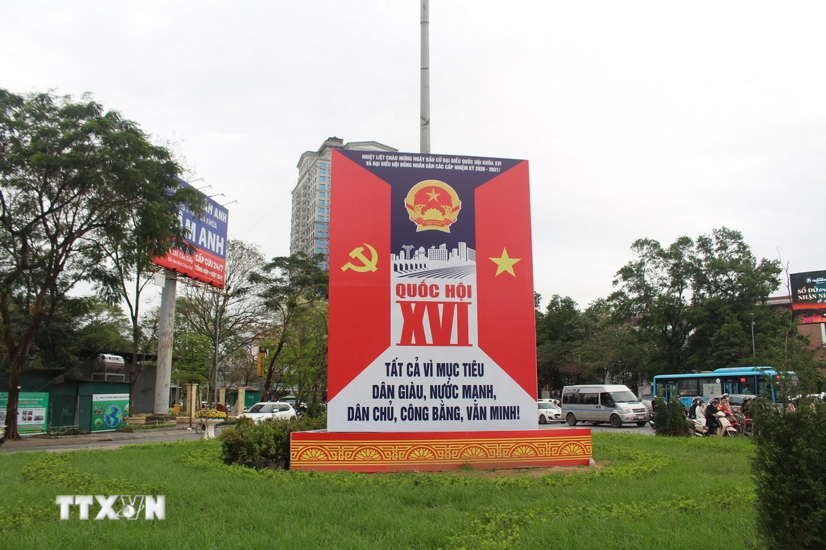 Pano tấm lớn, áp phích cổ động về Ngày bầu cử đại biểu Quốc hội khóa XVI và đại biểu Hội đồng nhân dân các cấp được đặt tại các ngã tư Nguyễn Khánh Toàn-Nguyễn Văn Huyên. (Ảnh: Nguyễn Thắng/TTXVN)